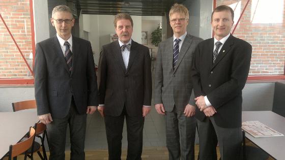 Vinnerne av UiTs priser i 2013, sammen med dekanen